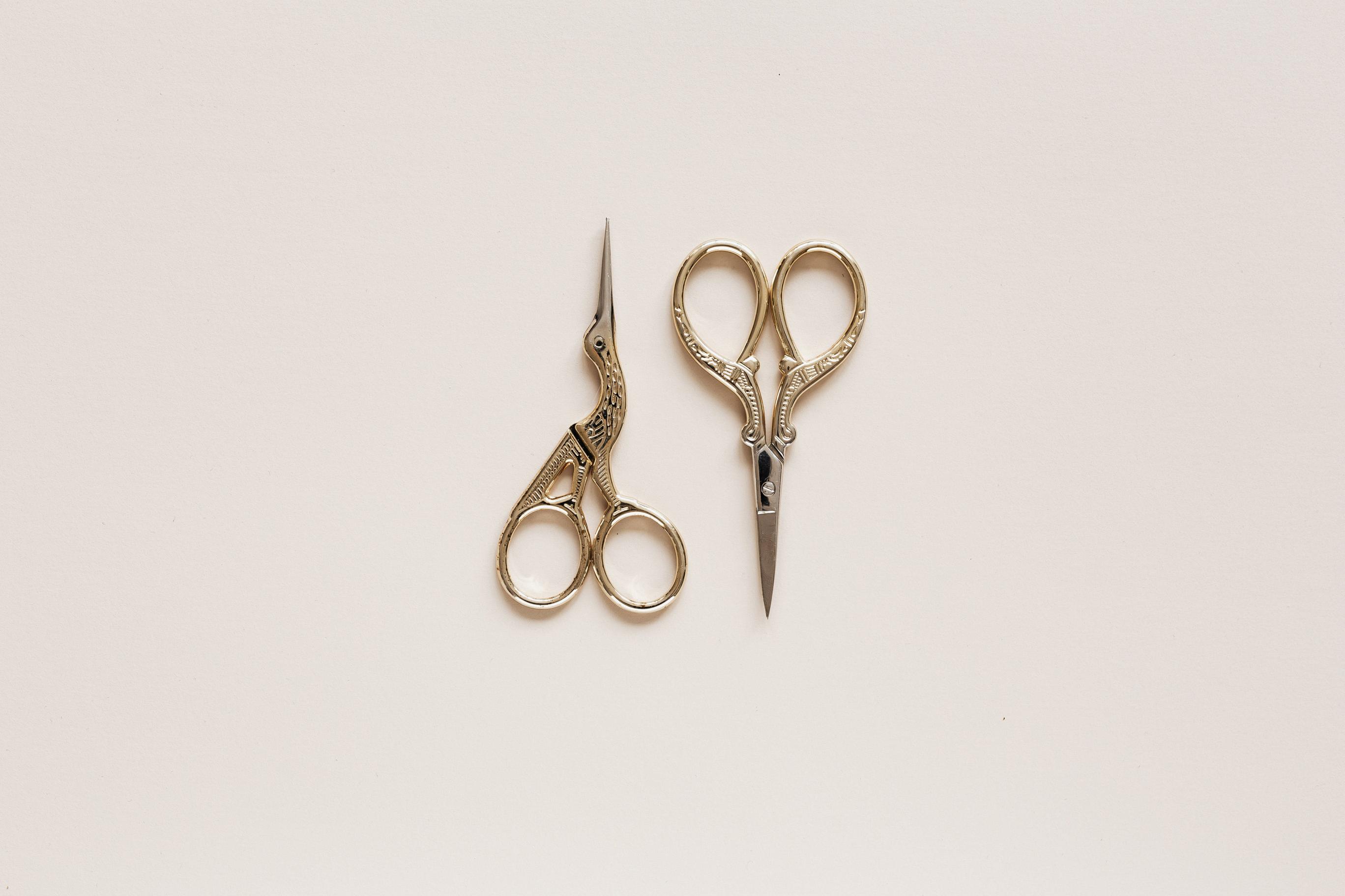 Narzędzia do cięcia i modelowania: szczypce, nożyce i pilniki w pracowni jubilerskiej